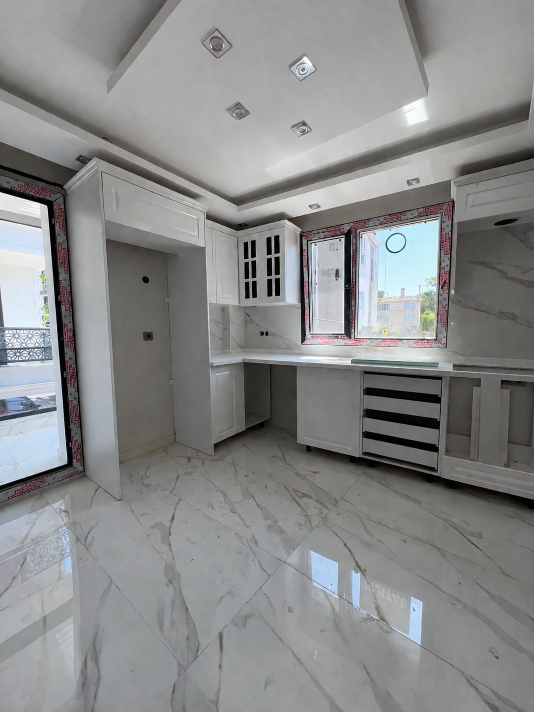 ÇEKMEKÖY BÖLGESİNDE SATILIK ARAKAT DAİRE