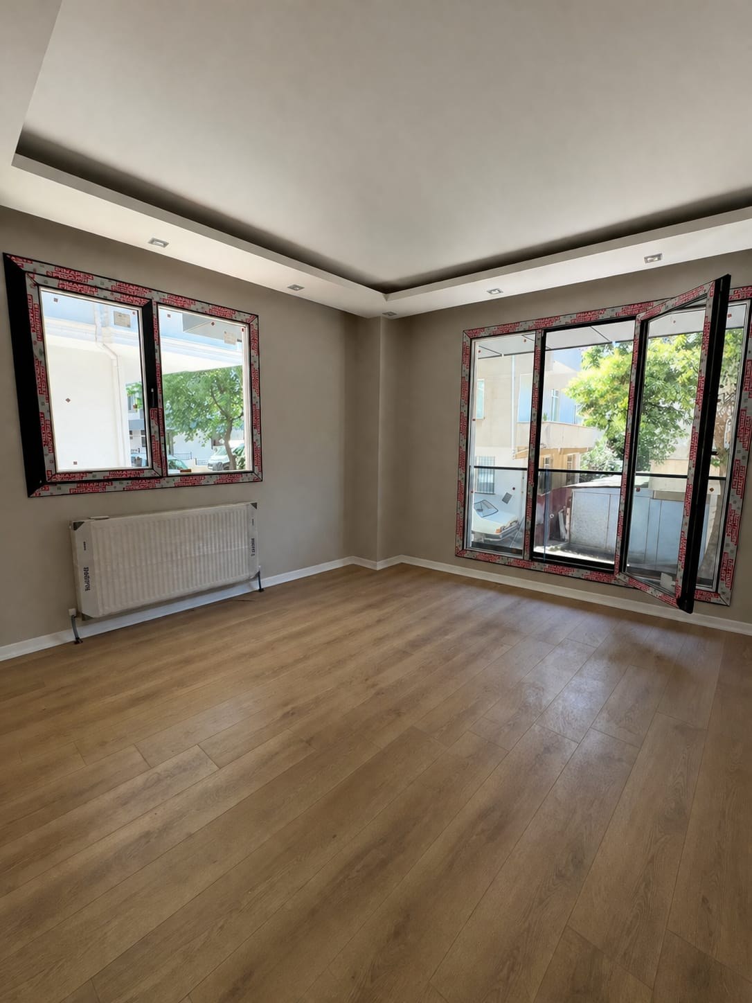 ÇEKMEKÖY BÖLGESİNDE SATILIK ARAKAT DAİRE