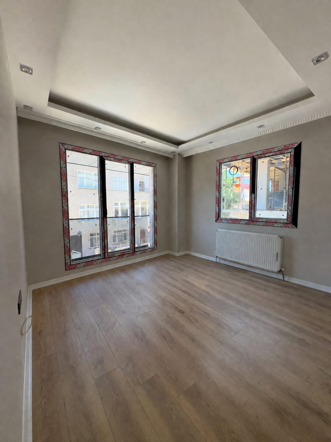 ÇEKMEKÖY BÖLGESİNDE SATILIK ARAKAT DAİRE