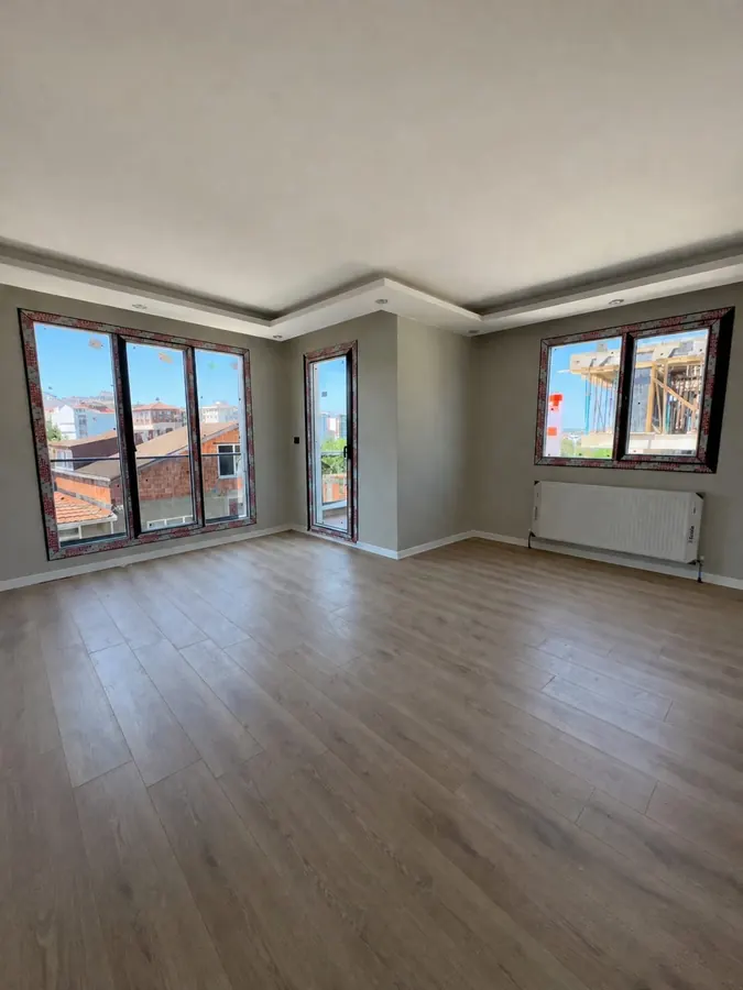 ÇEKMEKÖY BÖLGESİNDE SATILIK ARAKAT DAİRE
